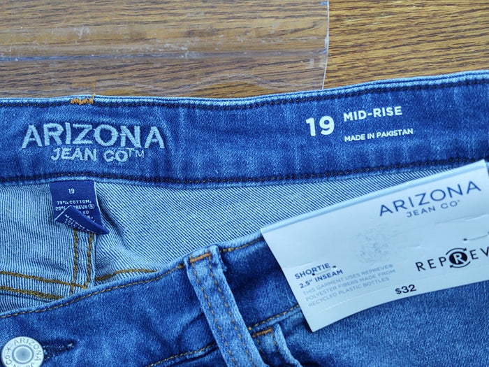 Arizona Jean Women 36"W Repreve 2.5" Inseam Cuffed Shortie Blue Demin Short