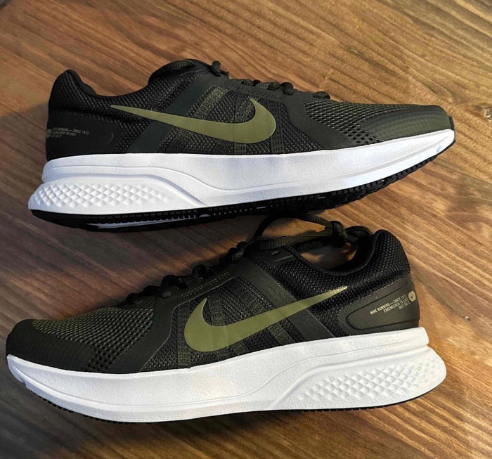Brand New Nike Run Swift Men’s SZ 11 Black/Green/Wh ite Sneakers - Image 2