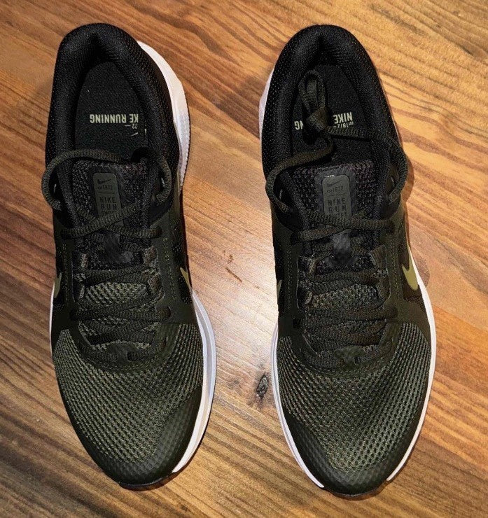 Brand New Nike Run Swift Men’s SZ 11 Black/Green/Wh ite Sneakers - Image 4