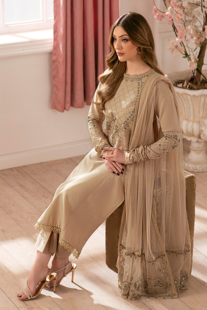 Model wearing full NAQSHI Chamkeeli 3PC set: embroidered beige cambric shirt with lace trim and pearl-back slit, straight pants & ornate net dupatta