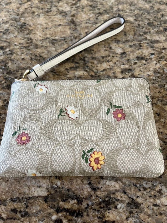 Coach Corner Zip Signature Daisy Print Wristlet – Authentic Designer Zip Wallet, NWT