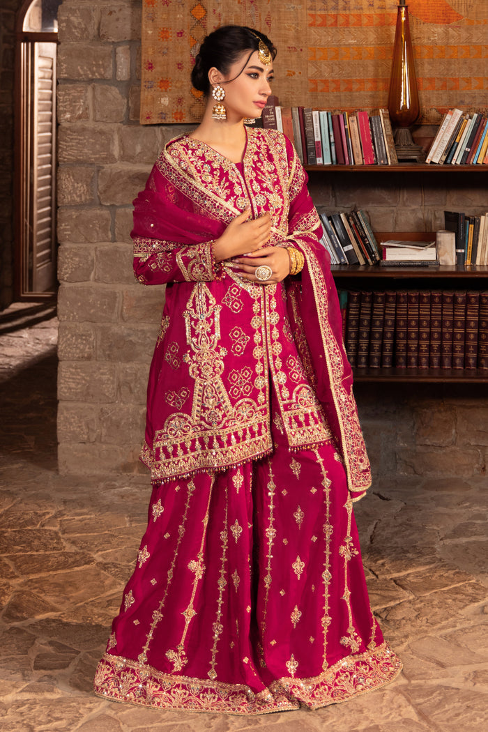 Detailed shot of naqshi kaavish dupatta edge with intricate sequin and embroidery border, lace facing and clean organza pallu.