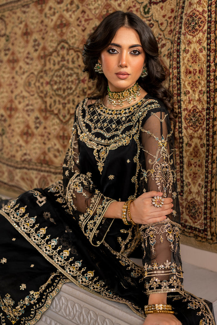 Close-up of naqshi leena dupatta edge featuring intricate embroidery border, sequin-detailing and lace trim for formal elegance.
