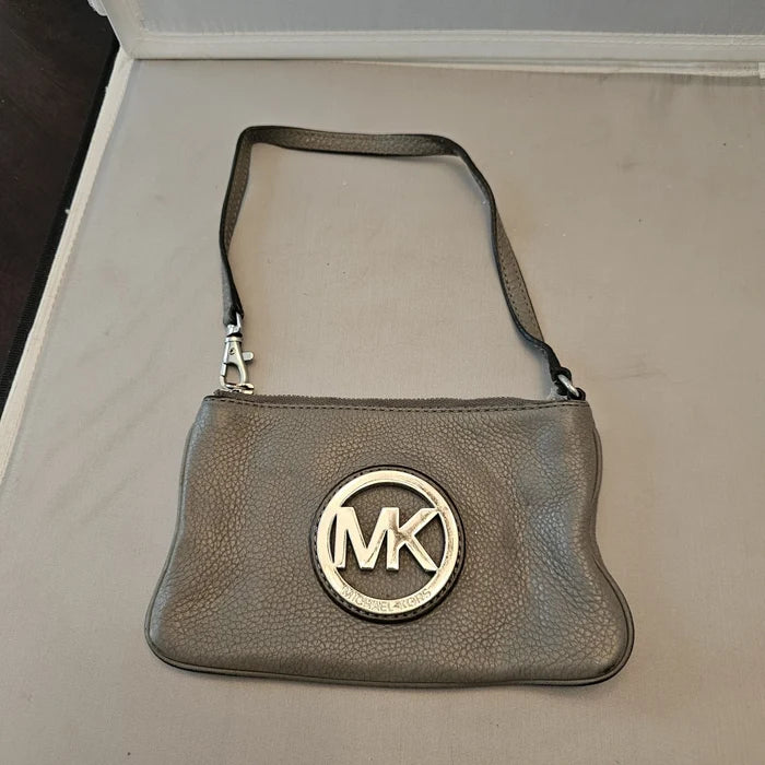 Michael Kors MK Gray Textured Leather Wristlet Wallet Handbag – Zip Closure