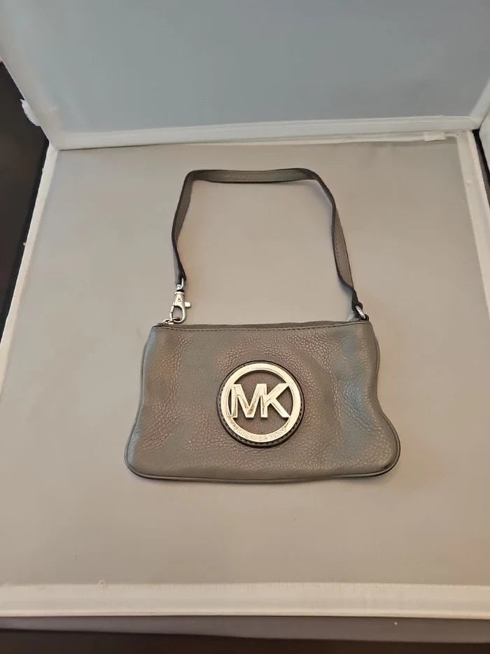 Michael Kors MK Gray Textured Leather Wristlet Wallet Handbag – Zip Closure