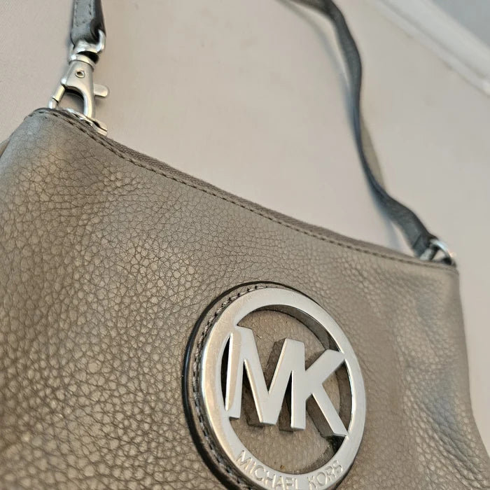 Michael Kors MK Gray Textured Leather Wristlet Wallet Handbag – Zip Closure