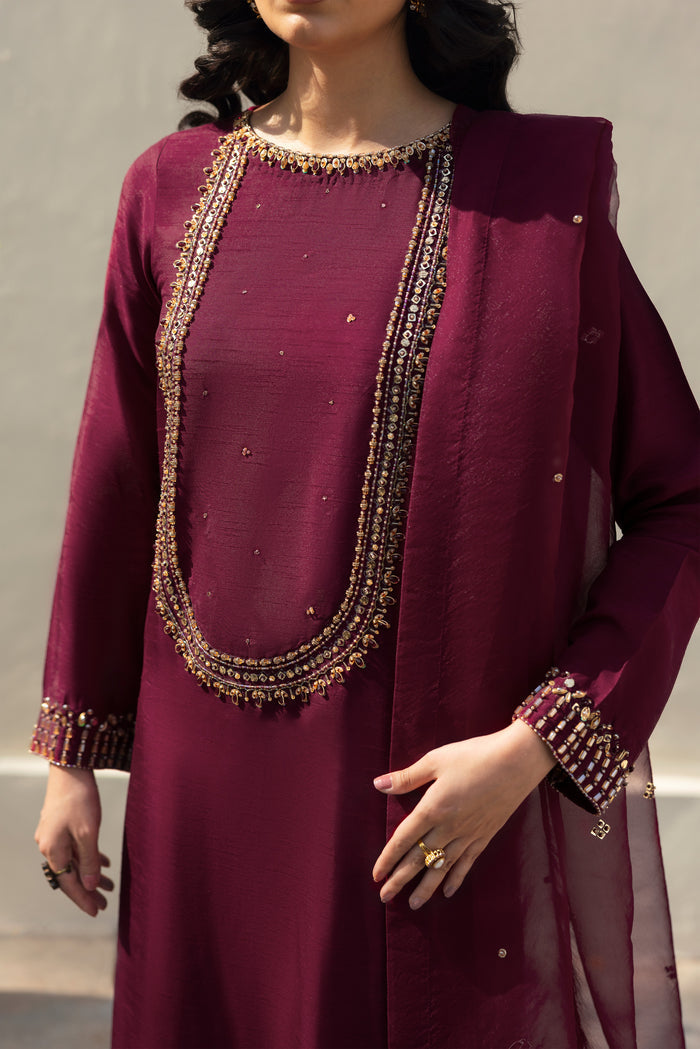 Side view of NAQSHI Parize showcasing fluid straight cutline, embellished sleeve detail, contrasted skin-coloured culottes with thread and sequin work.