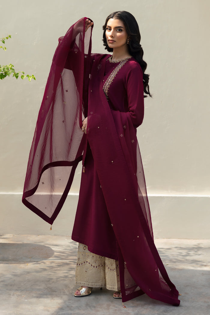 NAQSHI Parize organza dupatta draped elegantly over shoulder, displaying minimal hand‑adda motif spray and handmade crystal‑corner tassel embellishments.