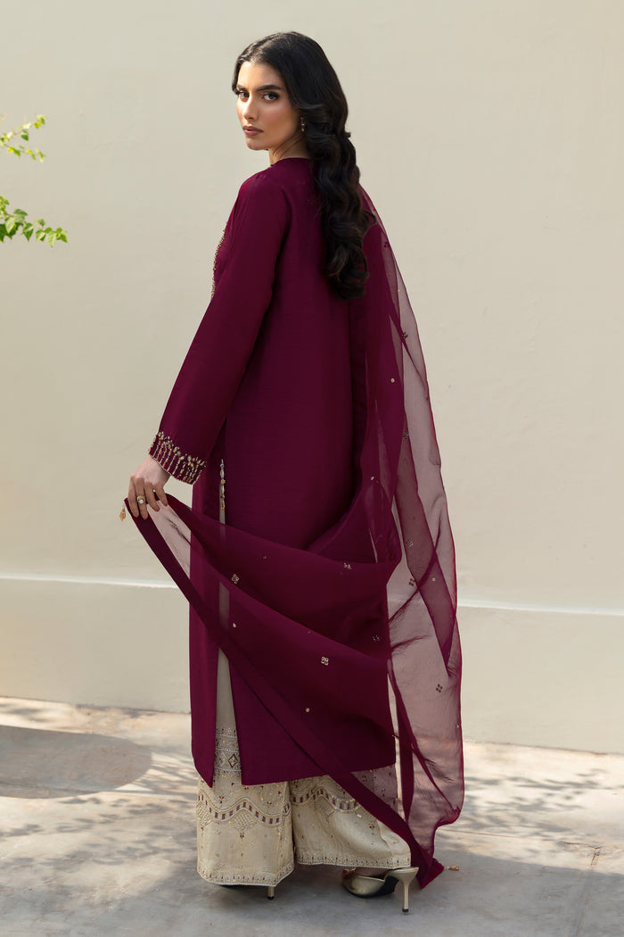 NAQSHI Parize organza dupatta draped elegantly over shoulder, displaying minimal hand‑adda motif spray and handmade crystal‑corner tassel embellishments.