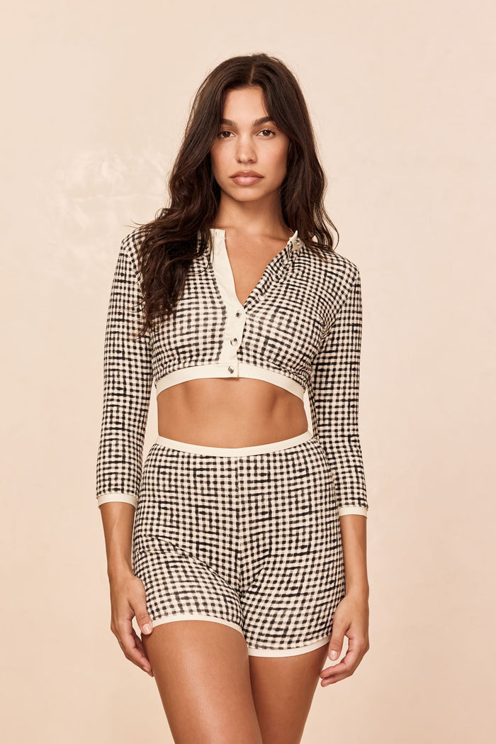 Front view of Santa Cruz Short Colorblock in black gingham showing high‑waist crinkle shorts with matching cropped button‑front top on beige background