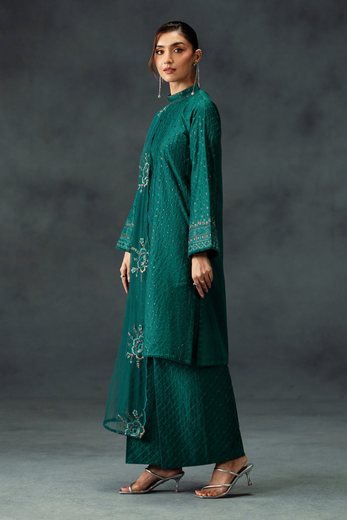 Side view of NAQSHI Zahra ready-to-wear party ensemble in rich emerald green with detailed embroidery on shirt and flowing dupatta