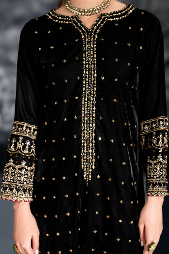 Close-up of NAQSHI Zuni organza dupatta border adorned with sequin embroidery, 4-sided finish and red block applique on pallu.
